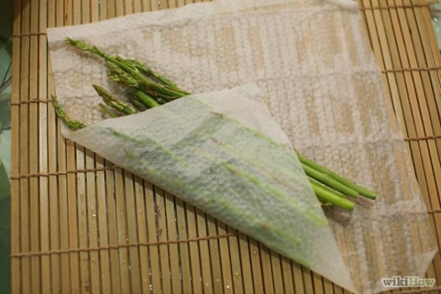 Используйте влажное бумажное полотенце, когда готовите в микроволновке Используйте влажное бумажное полотенце, когда готовите в микроволновке