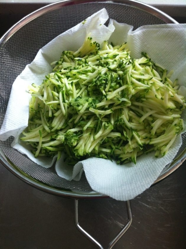 Подсушите сырые продукты после мытья Подсушите сырые продукты после мытья