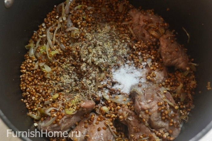 Гречка со свининой, сельдереем и луком