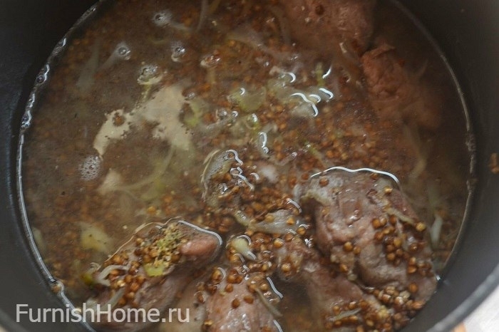 Гречка со свининой, сельдереем и луком