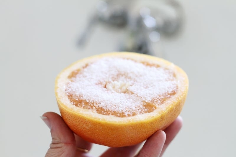 Как почистить ванную грейпфрутом и солью? Это же гениально!