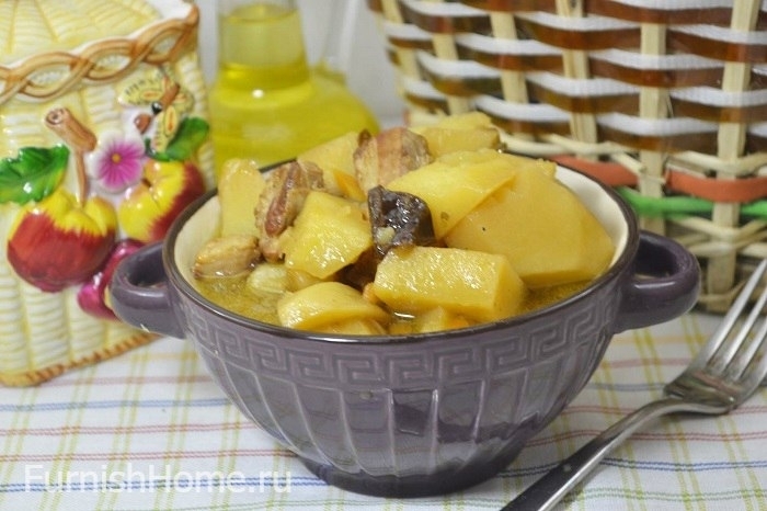 Тушеная картошка со свининой и вялеными сливами