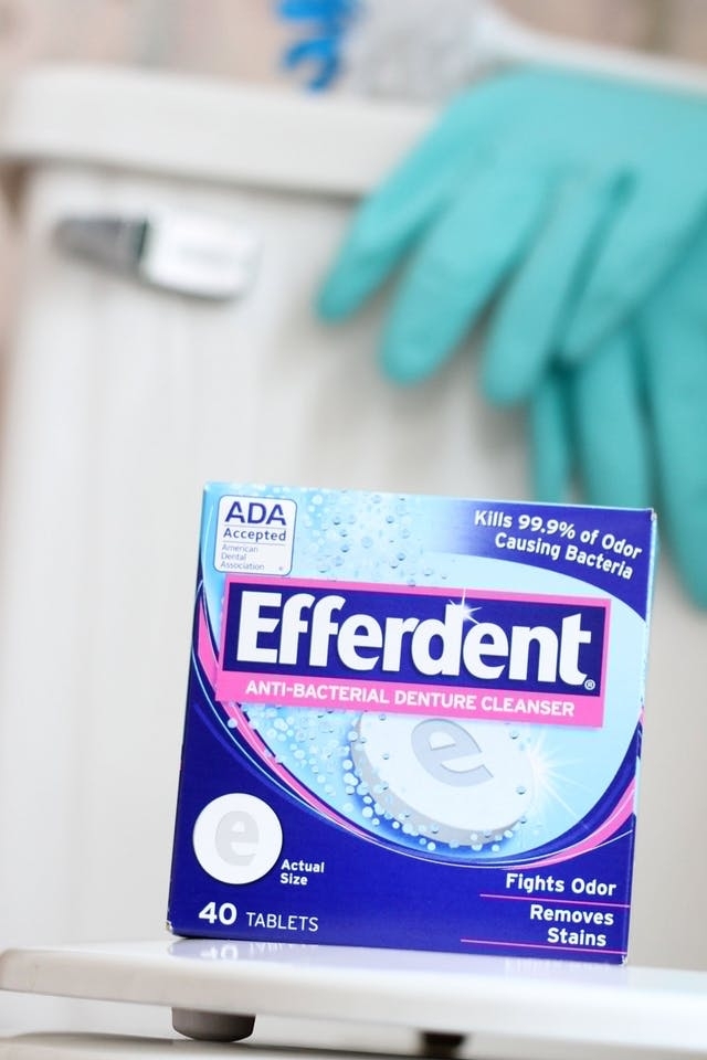 Как почистить унитаз с помощью таблеток для зубных протезов