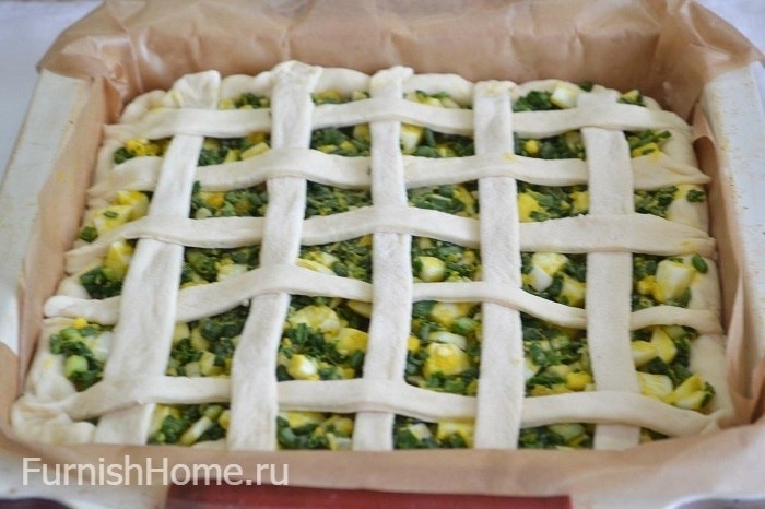 Дрожжевой пирог с зеленым луком и яйцом