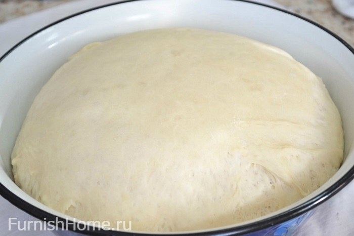 Дрожжевой пирог с зеленым луком и яйцом
