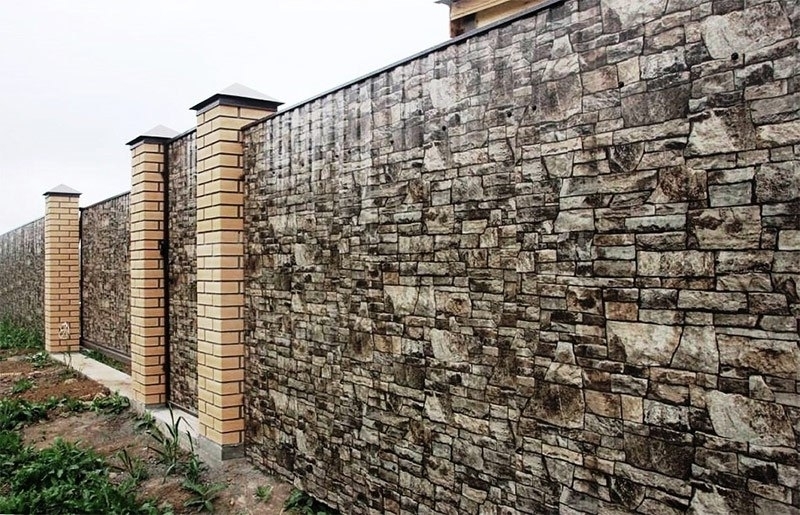 Забор из профнастила, имитирующего камень