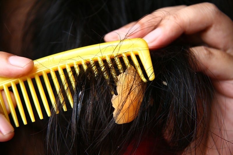 Удаление жвачки из волос при помощи вазелина или майонеза