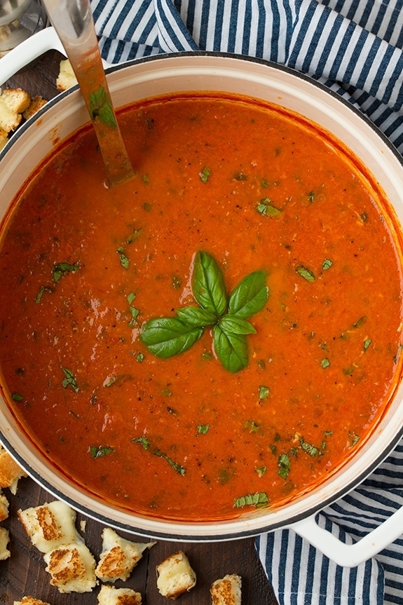 Суп с обжаренными помидорами и базиликом