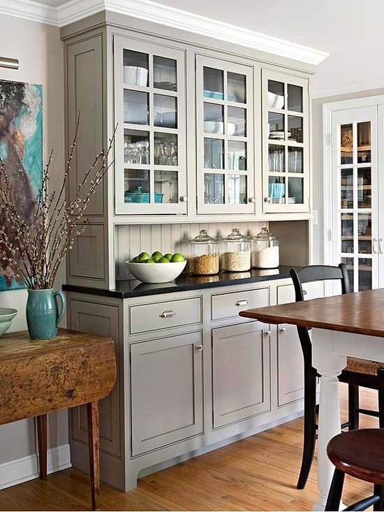 Кухонный шкаф в светло-серых оттенках