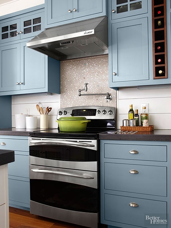 Классический кухонный шкаф в синих оттенках