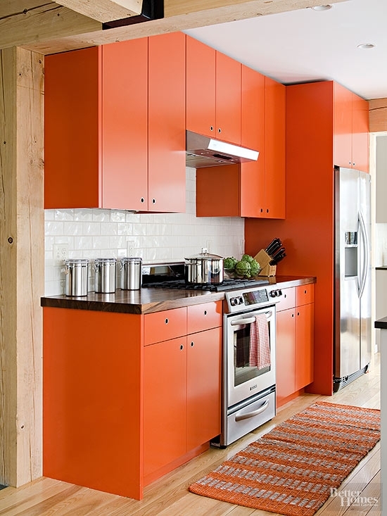 Кухонный шкаф в оттенках апельсиновой цедры