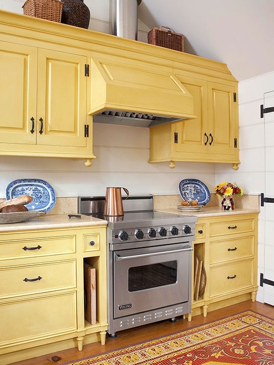 Кухонный шкаф в ярко-желтых оттенках