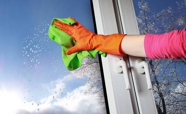 Окна моют в пасмурную погоду, чтобы моющее средство медленнее высыхало и не оставляло разводов
