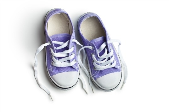 Детской присыпкой можно освежить обувь.