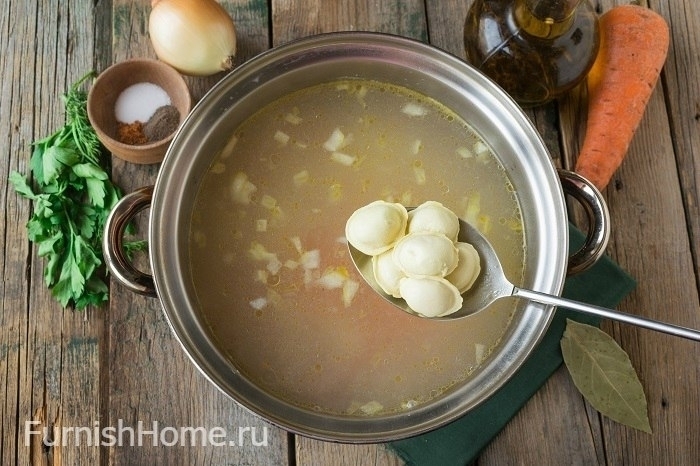 Суп с пельменями на курином бульоне
