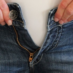 Простые советы о том, как сделать джинсы на размер больше