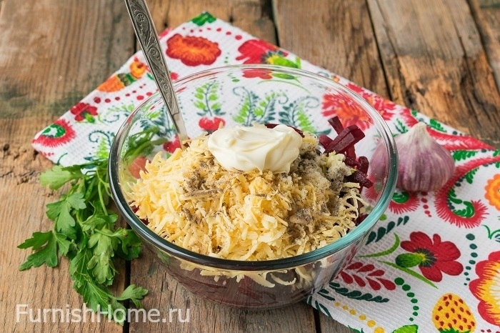 Салат из свеклы с твердым сыром и чесноком