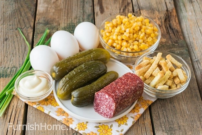 Салат с колбасой, кукурузой и сухариками