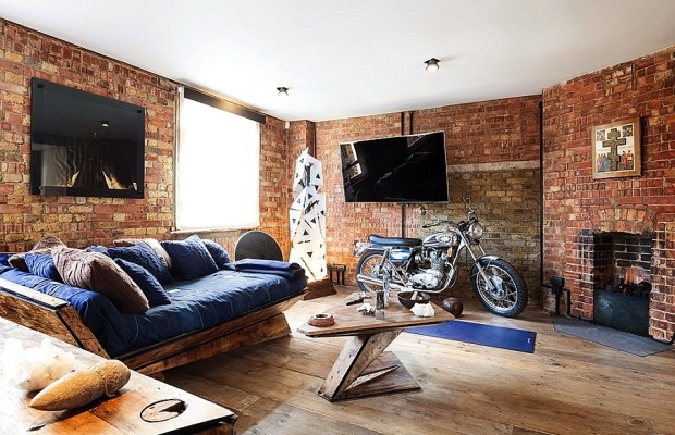 Холостяцкая квартира в Лондоне: кирпичные стены и мотоцикл