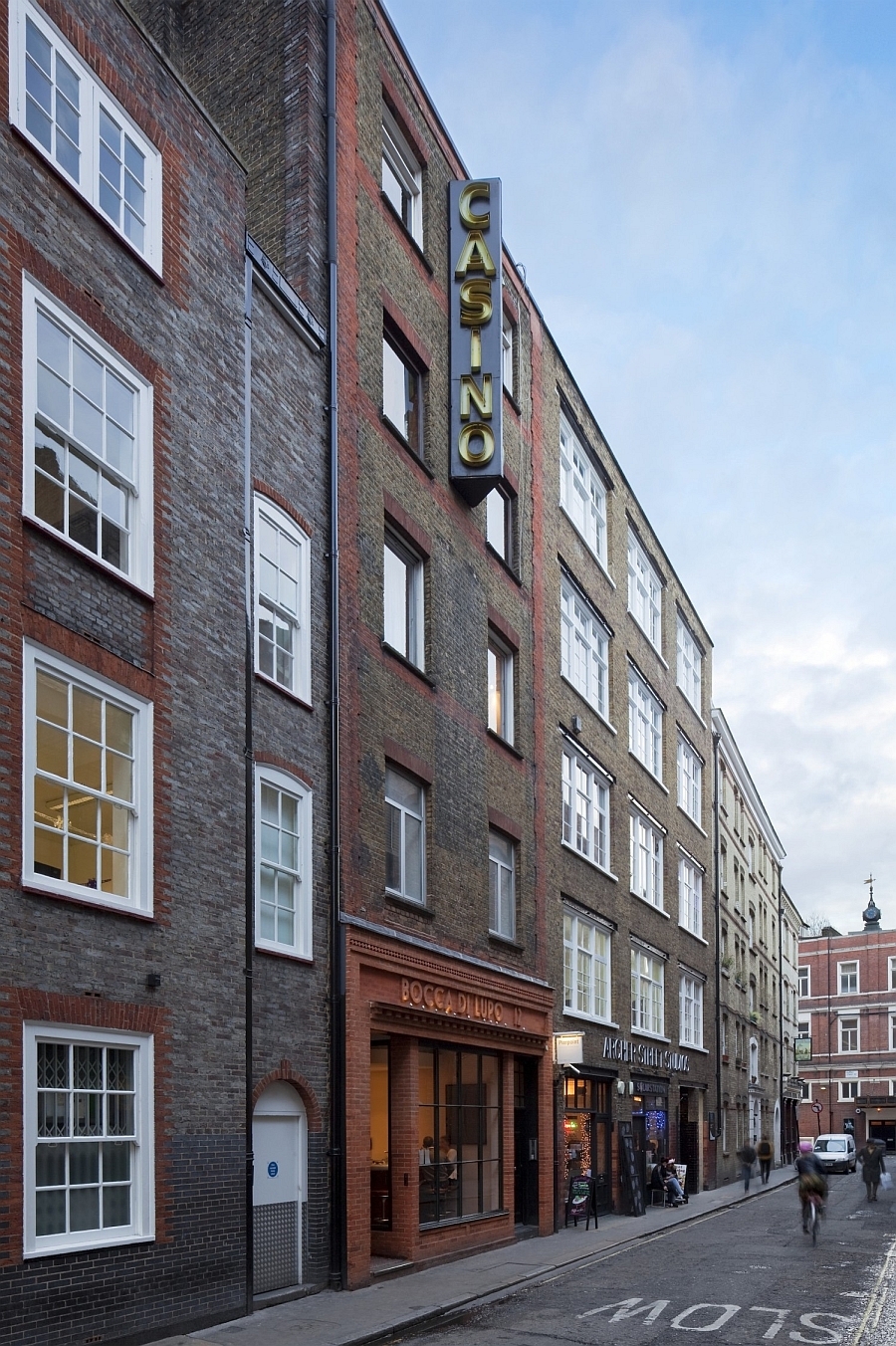 Холостяцкая квартира в Лондоне: кирпичные стены и мотоцикл