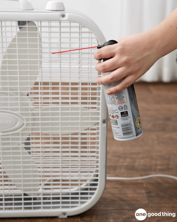 С помощью баллончика сжатого воздуха можно очистить вентиляторы и радиаторы!