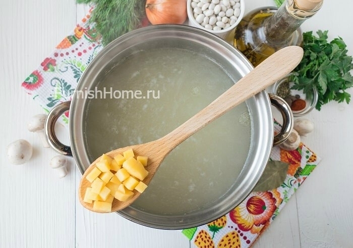 Суп с белой фасолью и шампиньонами