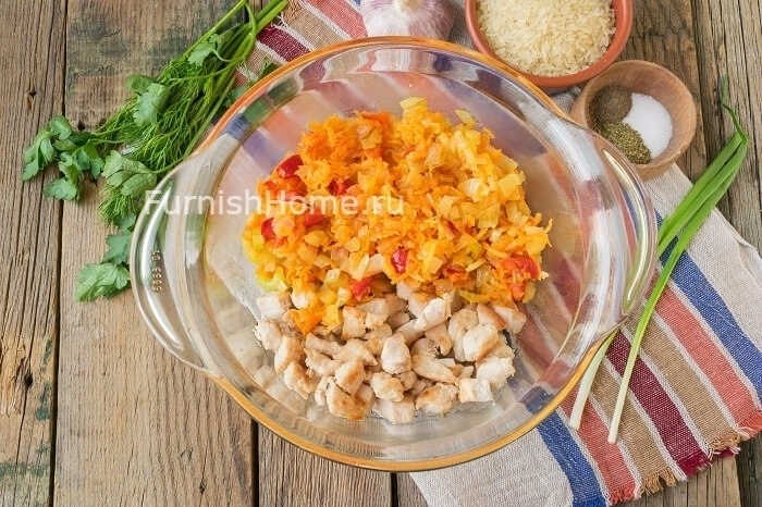 Рис с курицей и овощами в духовке