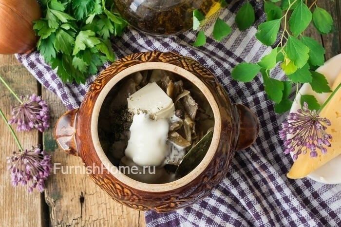 Пельмени с вешенками и твердым сыром в горшочке