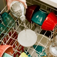 Элементарный способ, как избавиться от разводов на посуде