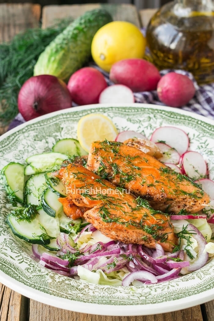 Овощной салат с лососем и пикантной заправкой