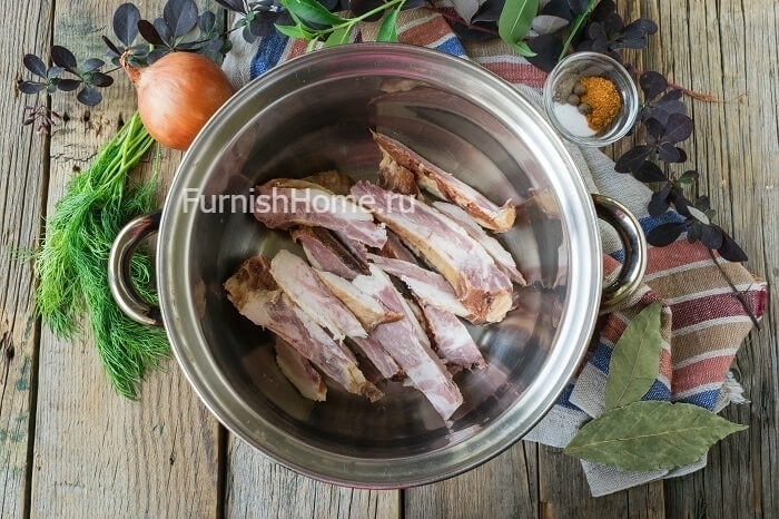 Тушеный картофель с грибами и копчеными свиными ребрышками