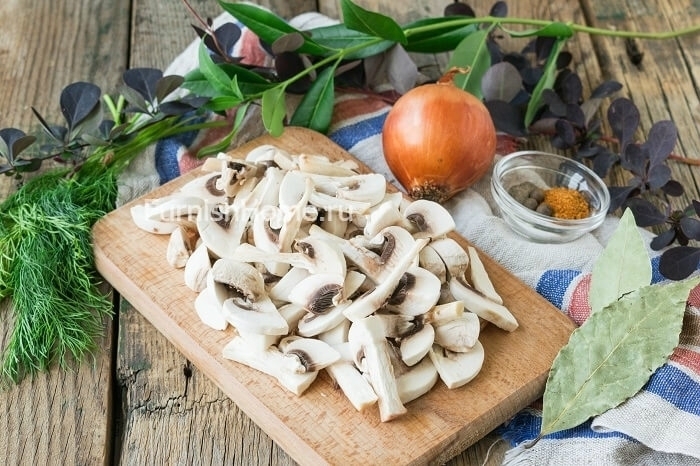 Тушеный картофель с грибами и копчеными свиными ребрышками