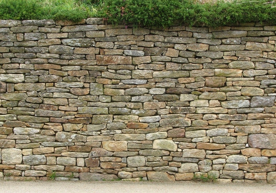 Как починить каменный забор