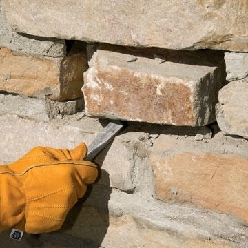 Как заменить камень, если он стал выпирать из-за давления со стороны других камней?