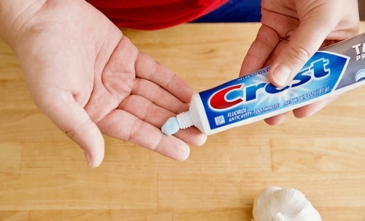 Используйте зубную пасту, чтобы избавиться от неприятного запаха