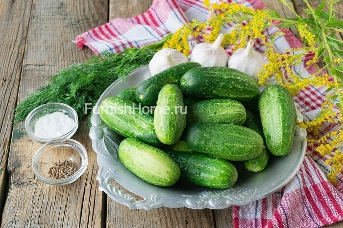 Малосольные огурцы с укропом, чесноком и кориандром в пакете