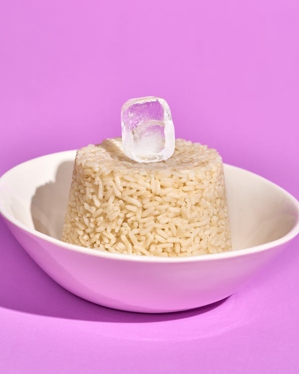 Кубик льда поможет всегда иметь свежий рис