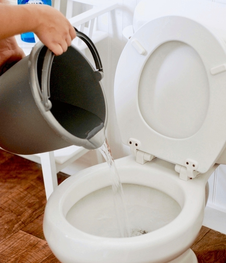 9 необычных лайфхаков для очистки туалета, которые действительно работают