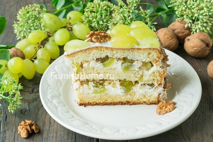Торт с йогуртовым кремом, зелёным виноградом и грецкими орехами