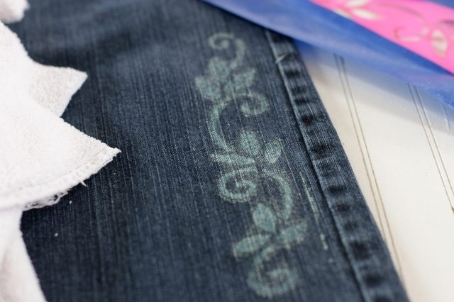 Как сделать рисунок на джинсах с помощью отбеливателя