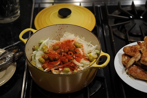 Запеченная курица с оливками и луком