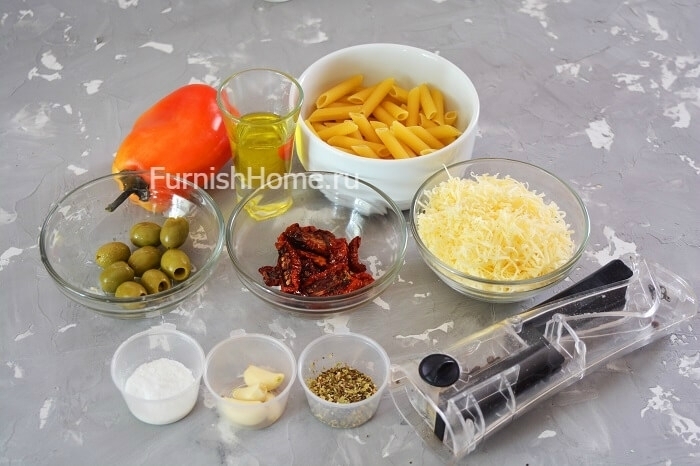 Паста с вялеными томатами, оливками и сладким перцем