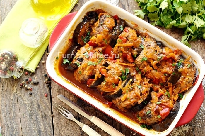 Мясные котлеты с баклажанами в духовке