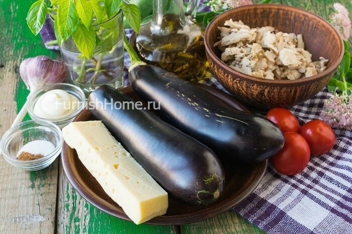 Рулетики из баклажанов с курицей, твердым сыром, помидорами и базиликом
