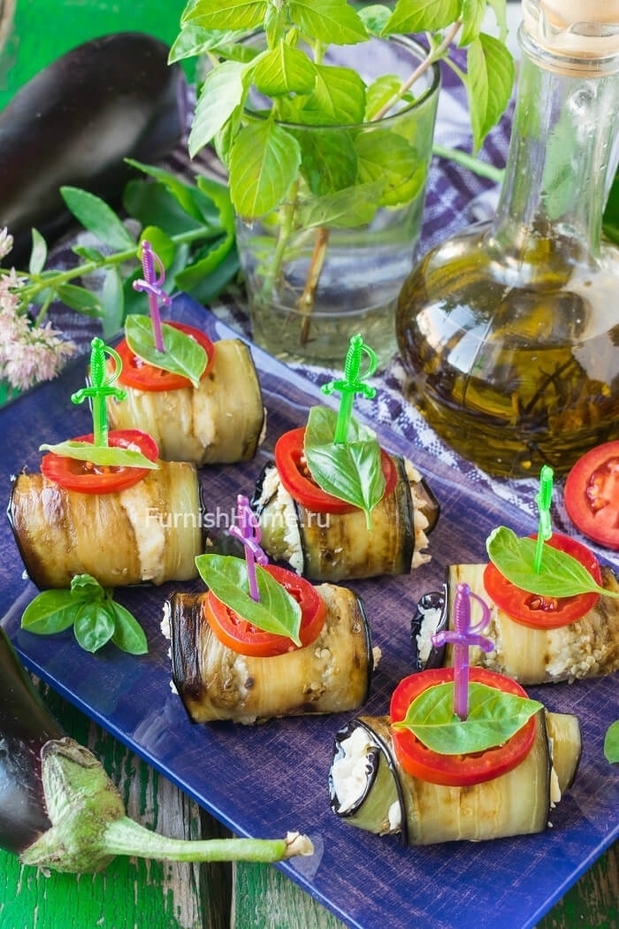 Рулетики из баклажанов с курицей, твердым сыром, помидорами и базиликом