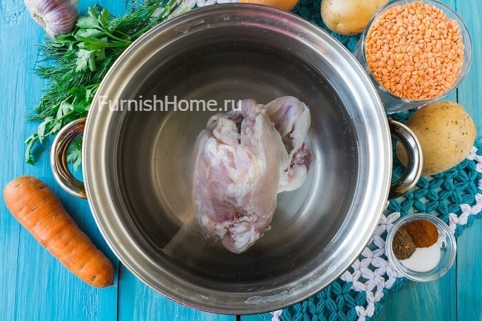 Чечевичный суп с охотничьими колбасками на курином бульоне