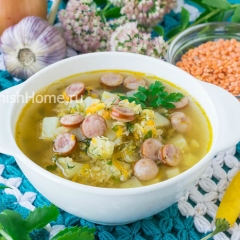 Чечевичный суп с охотничьими колбасками на курином бульоне