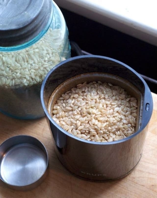 Почему вы должны положить рис в кофемолку?