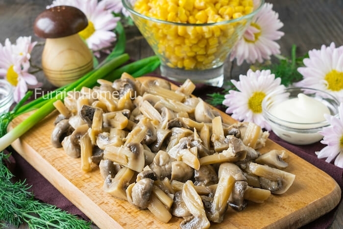 Салат с куриной грудкой, маринованными грибами и кукурузой