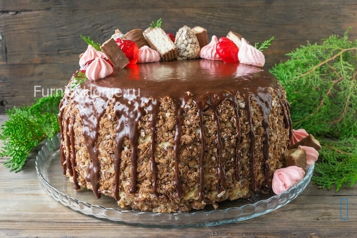 Шоколадный торт со сливочно-заварным кремом и вишней
